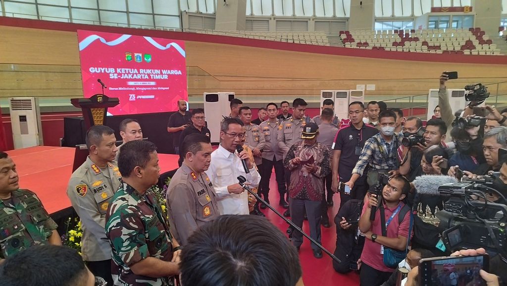 Penjabat Gubernur DKI Jakarta Heru Budi Hartono menjelaskan pertemuannya dengan para ketua rukun warga se-Jakarta Timur, di Jakarta International Velodrome, Jakarta Timur, Sabtu (14/1/2023).