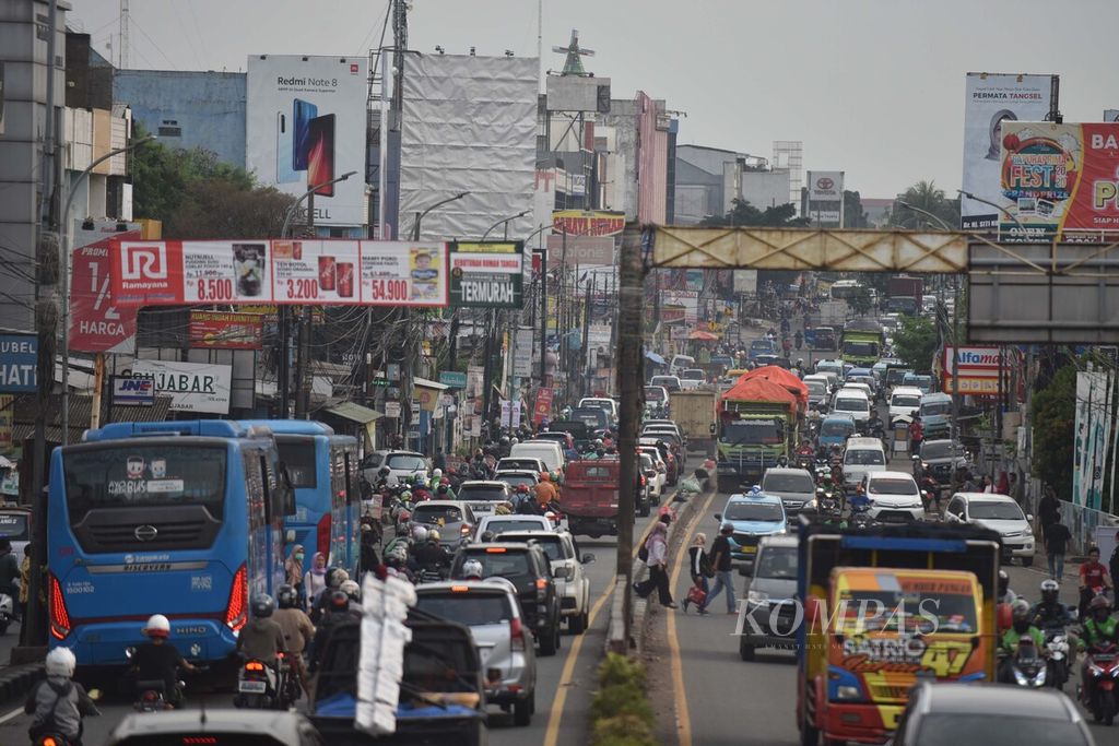 Lalu lintas di kawasan Pasar Ciputat, Tangerang Selatan, Banten, Sabtu (21/3/2020). 