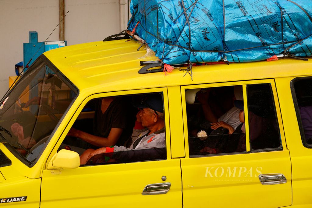 Kendaraan pemudik dengan membawa barang bawaan mereka di atap saat melintas di Gerbang Tol Kalikangkung, Kota Semarang, Jawa Tengah, Kamis (27/4/2023). 
