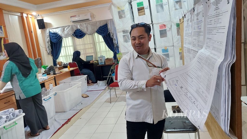 Petugas berinteraksi dengan para saksi dalam proses rekapitulasi suara Pemilu 2024 tingkat kecamatan di Banjarmasin Timur, Kota Banjarmasin, Kalimantan Selatan, Selasa (20/2/2024).