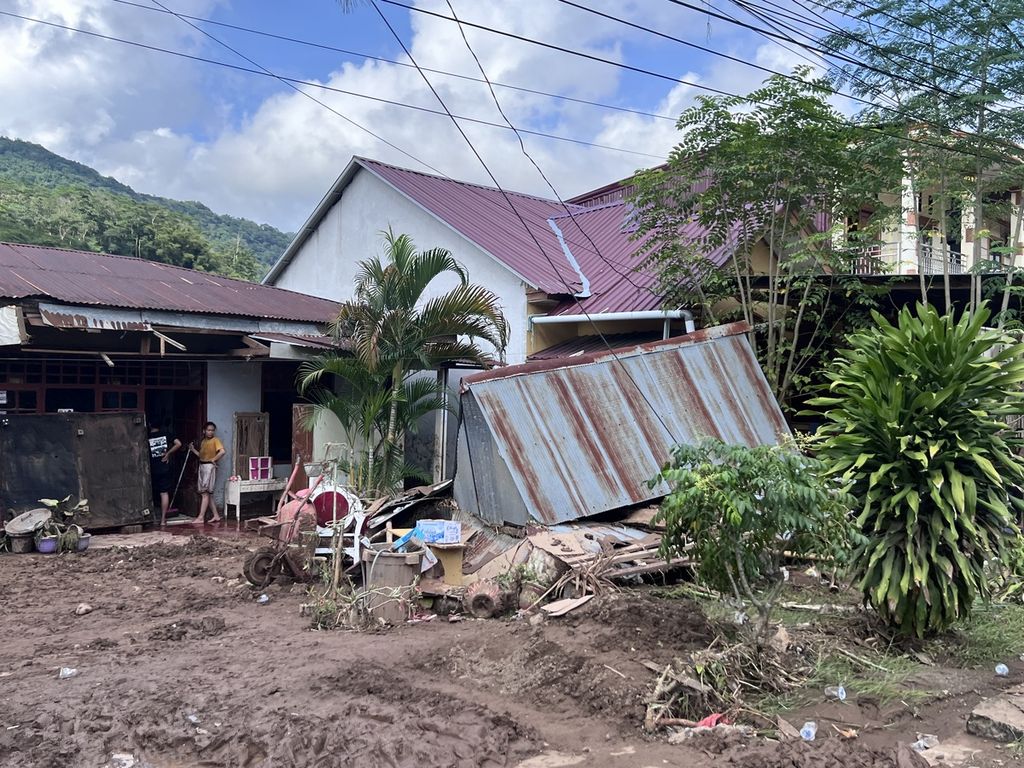 One of the houses in the front part of the Puserren Village, Enrekang District, Enrekang, South Sulawesi collapsed on Sunday (28/4/2024). Flash floods and landslides hit Enrekang on Saturday (27/4/2024) night.