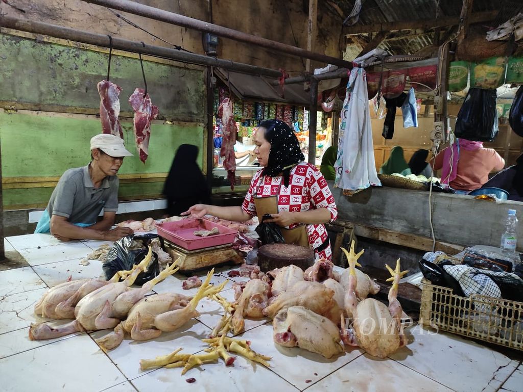 Pedagang tradisional menjual daging di Pasar Majalaya, Bandung, Jawa Barat, Jumat (3/3/2023).