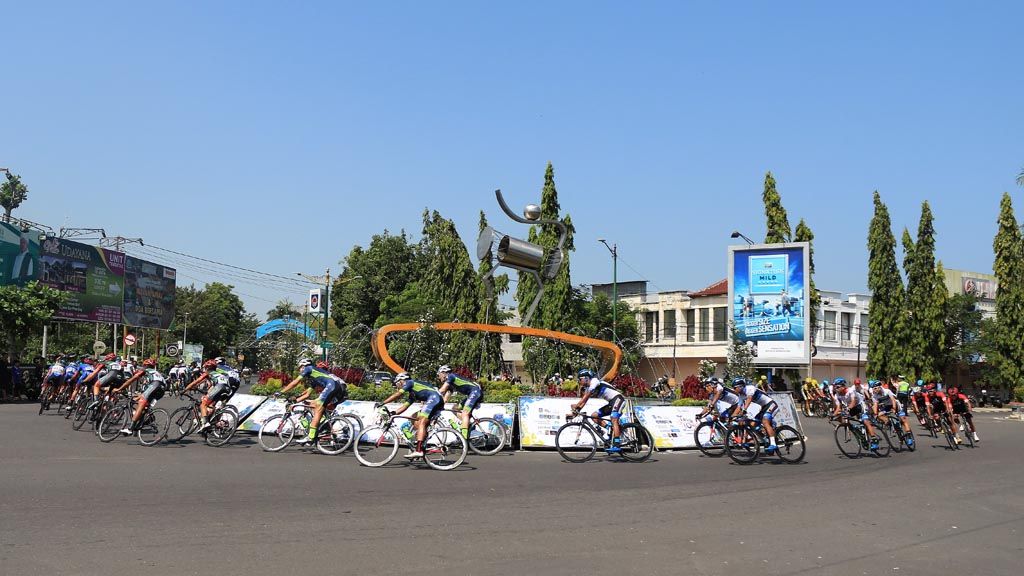  Etape penutupan Tour de Lombok Mandalika 2017, Minggu (16/4), merupakan balapan keliling kota Mataram 10 kali dengan jarak total 108 km. Salah satu rute yang dilalui para pebalap adalah bundaran di Jalan Udayana, yang pengaturan lalu lintasnya dilakukan dengan buka tutup.