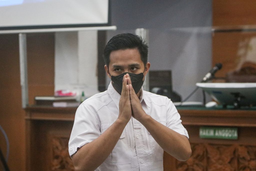 Terdakwa Richard Eliezer atau Bharada E memasuki ruang sidang di Pengadilan Negeri Jakarta Selatan, Rabu (18/1/2023). 