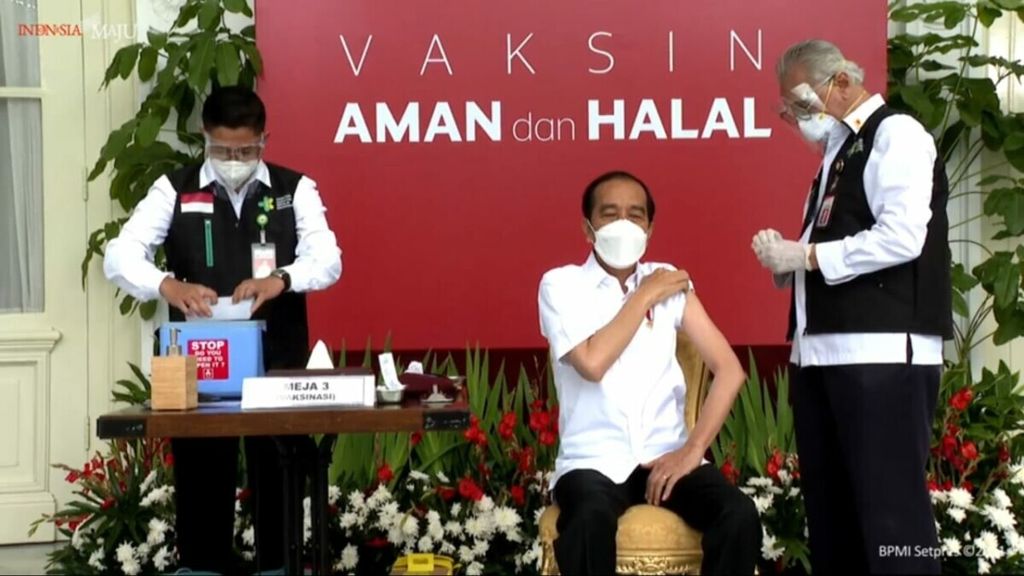Presiden Joko Widodo menerima suntikan vaksin CoronaVac.