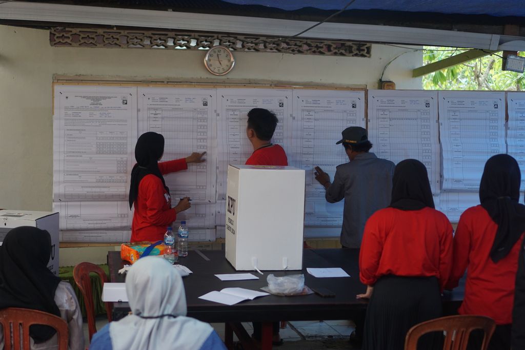 Suasana penghitungan suara di TPS 20 RT 20 Kelurahan Margo Mulyo, Kecamatan Balikpapan Barat, Kota Balikpapan, Kalimantan Timur, sekitar pukul 17.00 Wita, Rabu (14/2/2024).