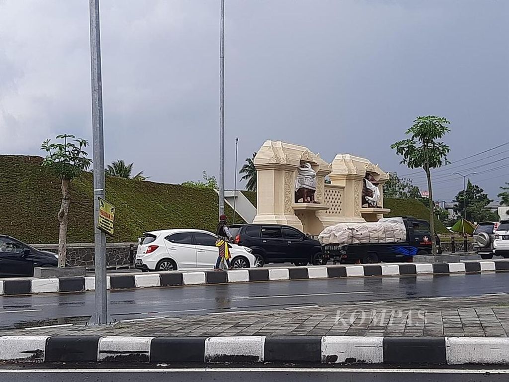 Salah satu gerbang masuk ke kawasan Borobudur di Palbapang, Kecamatan Mungkid, Kabupaten Magelang, dihias dengan patung singa, seperti terlihat pada Senin (17/1/2022)