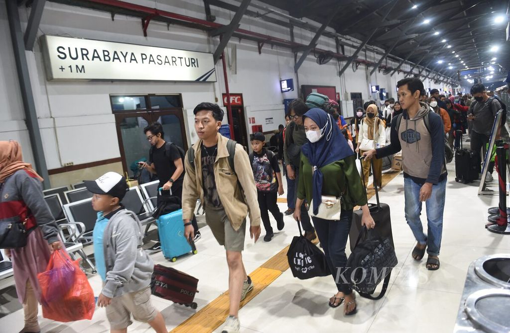 Penumpang KA Kartajaya dengan keberangkatan awal Stasiun Pasar Senin tiba di Stasiun Pasar Turi, Surabaya, Jumat (14/7/2023). Arus penumpang meningkat sejalan dengan akan berakhirnya liburan sekolah. Pada masa libur sekolah, KAI DAOP 8 Surabaya mengoperasikan 42 kereta api jarak jauh.