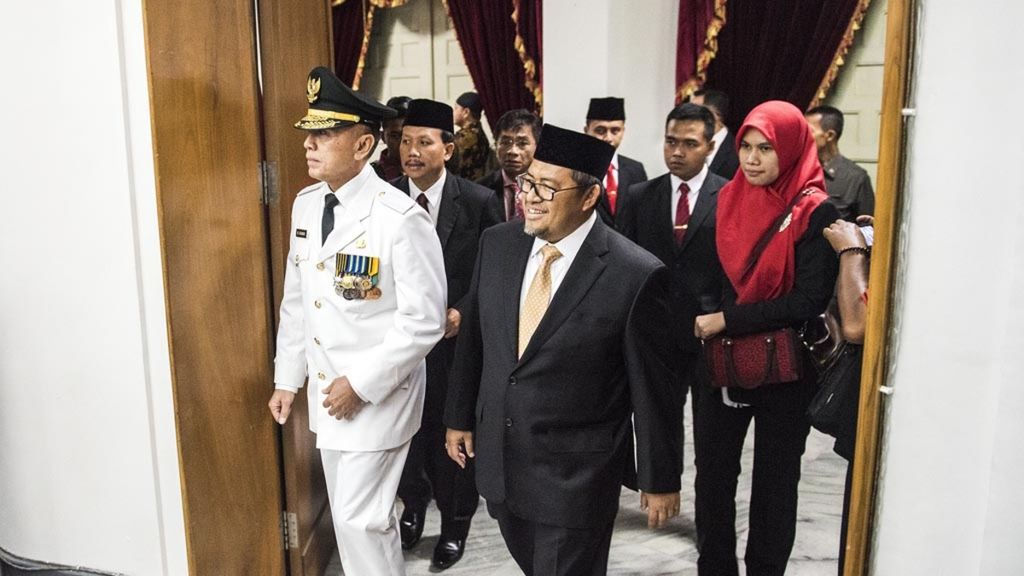 Gubernur Jawa Barat periode 2013-2018 Ahmad Heryawan (kedua dari kanan) berjalan bersama Penjabat Gubernur Jawa Barat terpilih Komjen M Iriawan (kiri) dan Sekda Jabar Iwa Karniwa (kedua dari kiri) sebelum pelantikan di Gedung Merdeka, Bandung, Jawa Barat, Senin (18/6/2018). 
