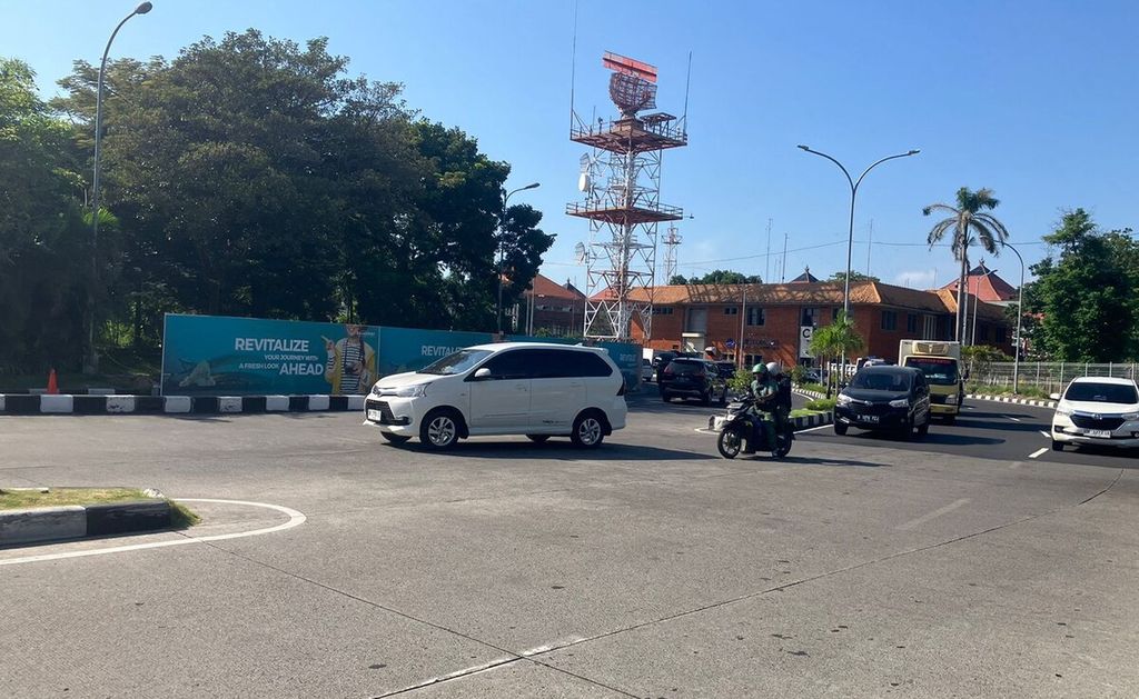 Dokumentasi Humas PT Angkasa Pura I Bandara Internasional I Gusti Ngurah Rai, Bali, menampilkan suasana lalu lintas di sekitar area Bandara Internasional I Gusti Ngurah Rai. Akses lalu lintas di kawasan sekitar Bandara Internasional I Gusti Ngurah di Badung, Bali, akan diatur serangkaian pelaksanaan Forum Air Sedunia 2024 di Bali. 