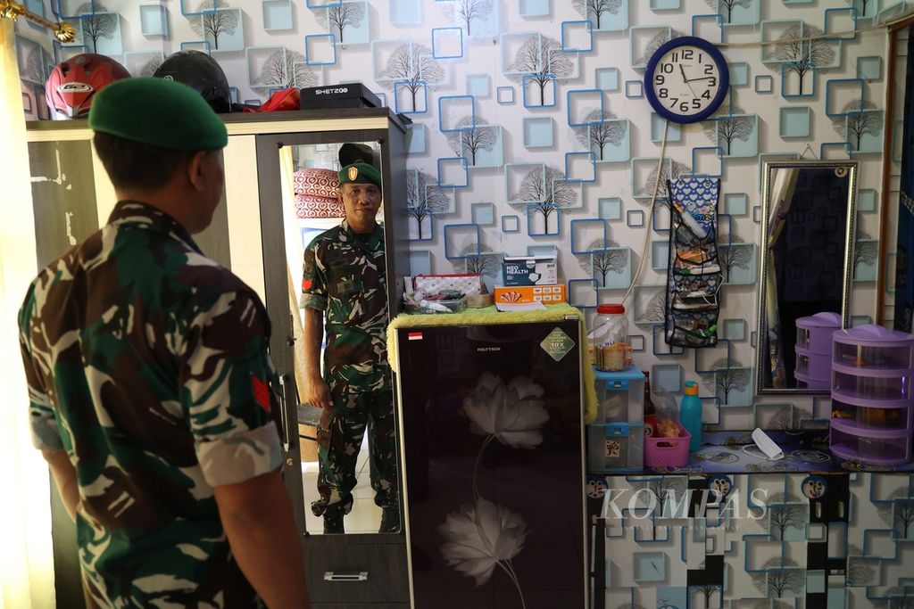 Kopral Kepala Tri Wiharso saat berada di rumahnya di kompleks rumah susun prajurit TNI AD di Cililitan, Jakarta Timur, Selasa (6/9/2022).  
