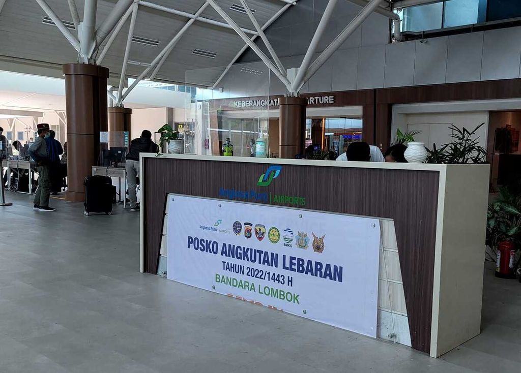 Posko Terpadu Angkutan Udara Lebaran Tahun 2022 di Bandara Lombok, NTB, Senin (25/4/2022).