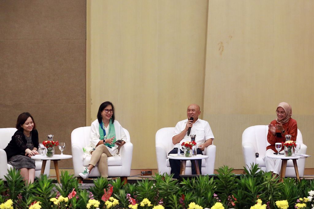 (Dari kiri ke kanan) perwakilan Bearrito Jakarta, Alanda Kariza; Country Managing Director Grab Indonesia Neneng Goenadi; Menteri Koperasi dan UKM Teten Masduki; dan perwakilan peneliti Litbang <i>Kompas</i>, Putri Arum; berdiskusi tentang pertumbuhan ekonomi yang didorong sektor UMKM, di Jakarta, Rabu (12/10/2022).
