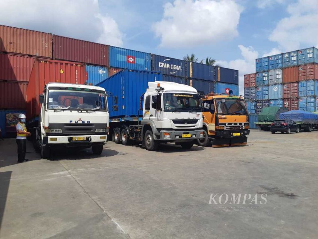 Aktivitas di sebuah pergudangan kontainer di PT Berkat Makmur Kontainer di Palembang, Sumatera Selatan, Kamis (30/12/2021). Nilai ekspor komoditas pertanian di Sumsel meningkat 51 persen dibanding periode yang sama tahun lalu.