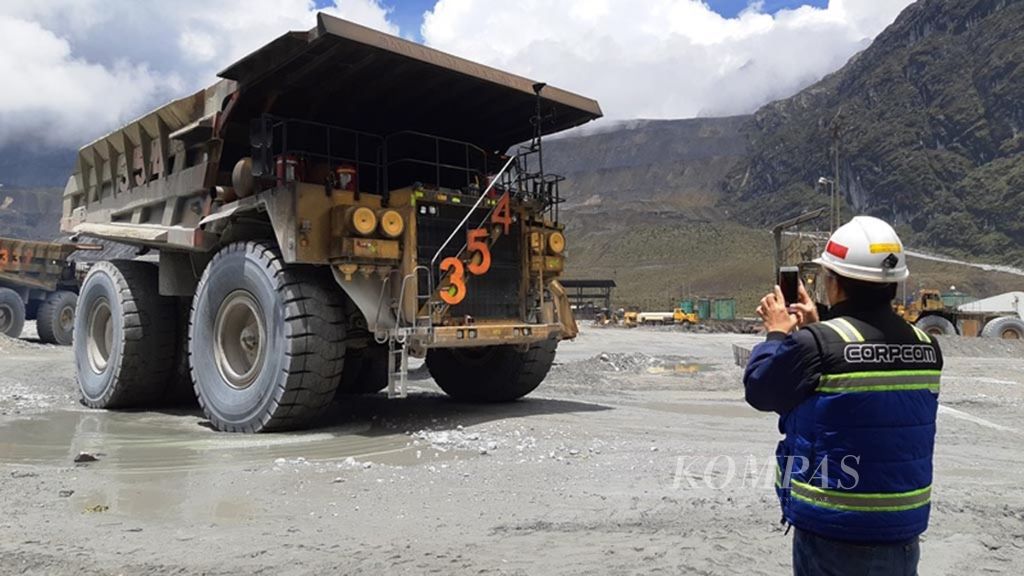 Bijih tambang diangkut dengan truk raksasa di kawasan pertambangan terbuka Grasberg, di Timika, Papua, 27 Februari 2019. 