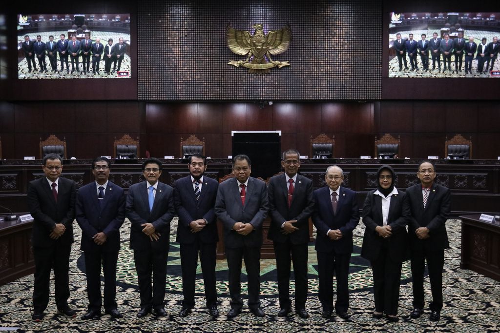 Sembilan hakim konstitusi berfoto bersama setelah rapat pleno pemilihan ketua dan wakil ketua Mahkamah Konstitusi periode 2023-2028 di Gedung Mahkamah Konstitusi, Jakarta, Rabu (15/3/2023). 