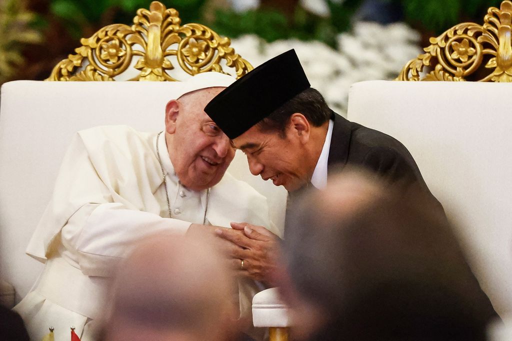 Paus Fransiskus (kiri) dan Presiden Joko Widodo berbincang di sela menghadiri pertemuan dengan pejabat pemerintah, masyarakat sipil, dan korps diplomatik di Istana Kepresidenan, Jakarta, Rabu (4/9/2024). 