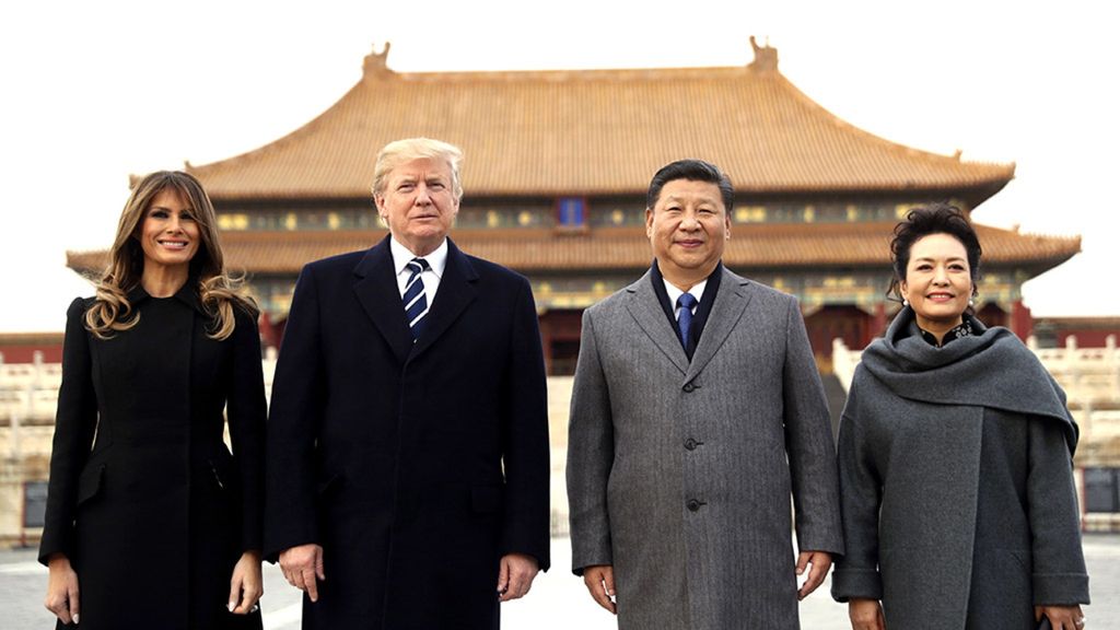Presiden AS Donald Trump (kedua kiri) dan Ibu Negara Melania Trump (kiri), serta Presiden China Xi Jinping dan istrinya, Peng Liyuan, berpose bersama di Kota Terlarang di Beijing, China, 8 November 2017