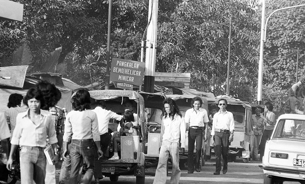 Suasana di pangkalan bemo di kawasan Salemba Tengah, Jakarta, Selasa (3/6/1975).