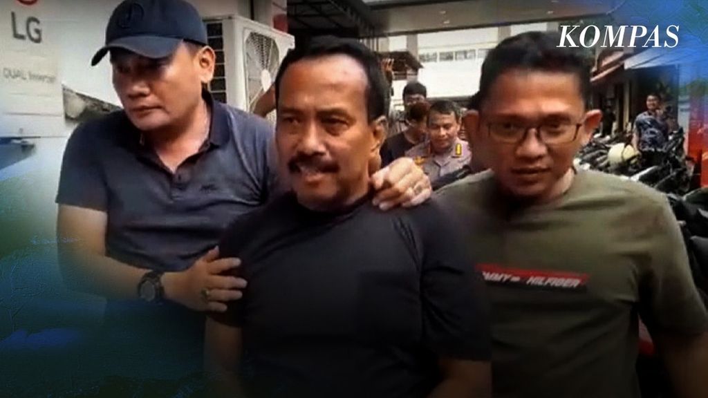 Kepolisian Daerah Jawa Timur menahan bekas Wali Kota Blitar Muhamad Samanhudi Anwar sebagai tersangka perampokan dan penyekapan di rumah dinas Wali Kota Blitar pada 12 Desember 2022. Terpidana kasus suap yang baru keluar dari penjara beberapa bulan lalu itu diduga menjadi otak perampokan.