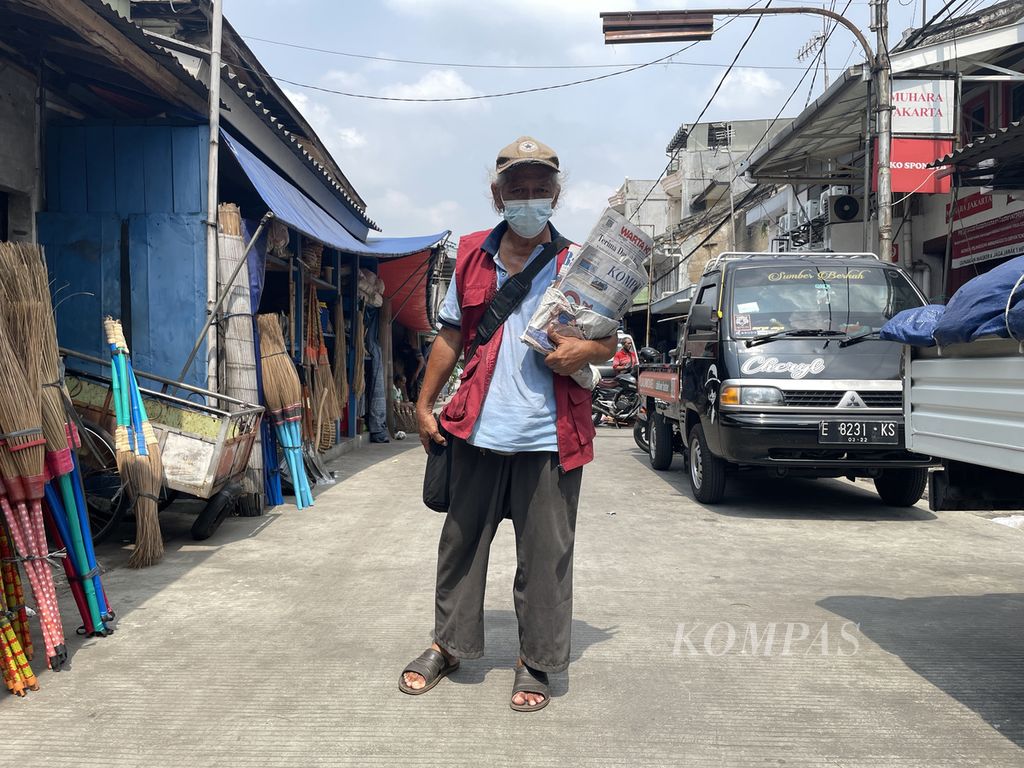 Rahmad (53) berjualan koran di kawasan Pasar Jatinegara, Jakarta Timur, Minggu (10/10/2021). 