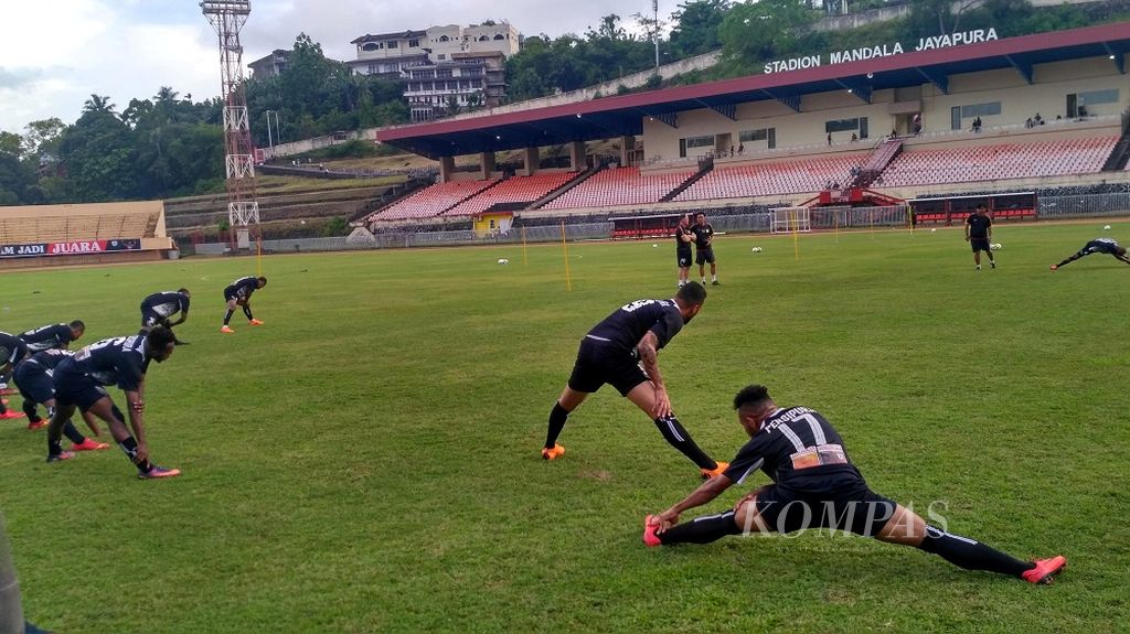 Sejumlah pemain Persipura Jayapura sementara berlatih jelang laga menghadapi Madura United di Stadion Mandala, Kota Jayapura, Jumat (18/5/2018).