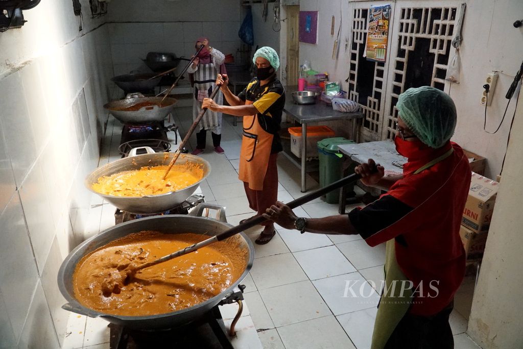 Juru masak sedang membuat rendang di dapur Siti Nurbaya Food, Kelurahan Olo, Padang Barat, Kota Padang, Sumatera Barat, Kamis (2/7/2020) pagi. Meskipun normal baru telah dimulai dan objek wisata sudah dibuka, pesanan pelanggan dari usaha industri rumahan rendang dan katering ini belum kembali pulih.