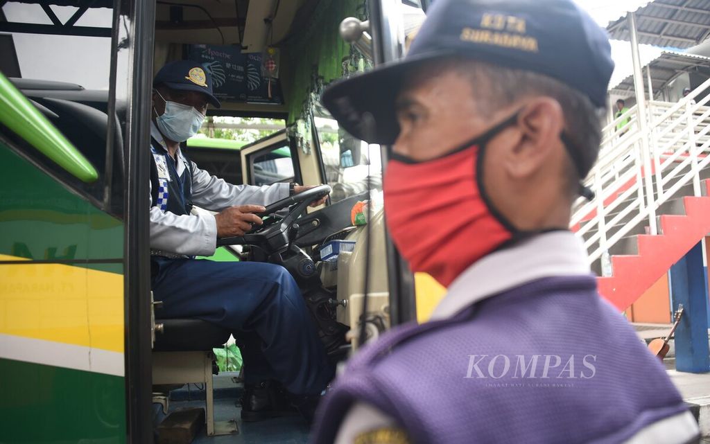 Petugas mengambil alih kemudi dan memeriksa sejumlah fungsi pada bus saat melakukan ramcek di Terminal Purabaya, Sidoarjo, Jawa Timur, Kamis (17/12/2020). 