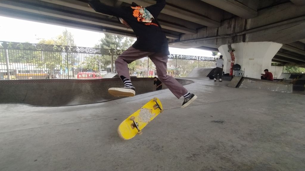 Salah seorang anak tengah melakukan trik skateboard, di Skatepark Pasar Rebo, Cijantung, Jakarta Timur, Minggu (23/10/2022).