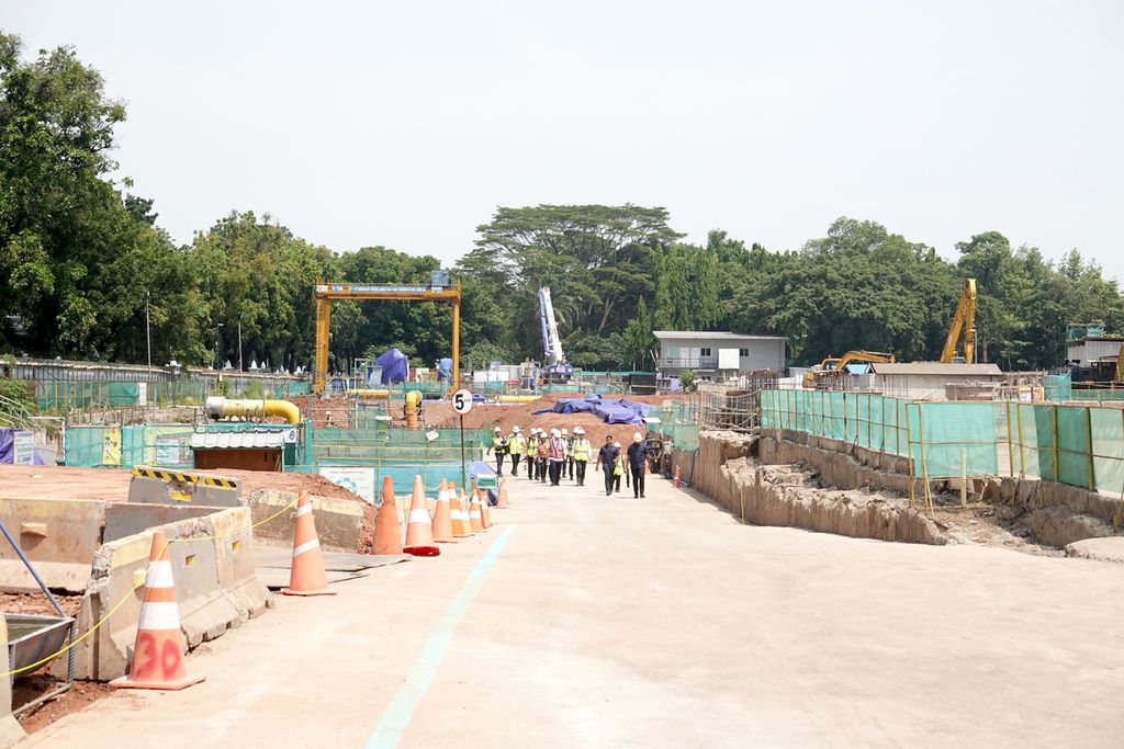 Lokasi pembangunan Moda Raya Terpadu (MRT) Jakarta Fase 2A di Stasiun MRT Monas, Jakarta, Jumat (15/12/2023). 