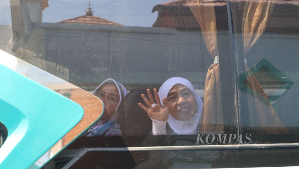 Seorang calon jemaah haji menyapa kerabatnya dari dalam bus saat pelepasan jemaah haji di Asrama Haji Watubelah, Kabupaten Cirebon, Jawa Barat, Rabu (31/5/2023). 