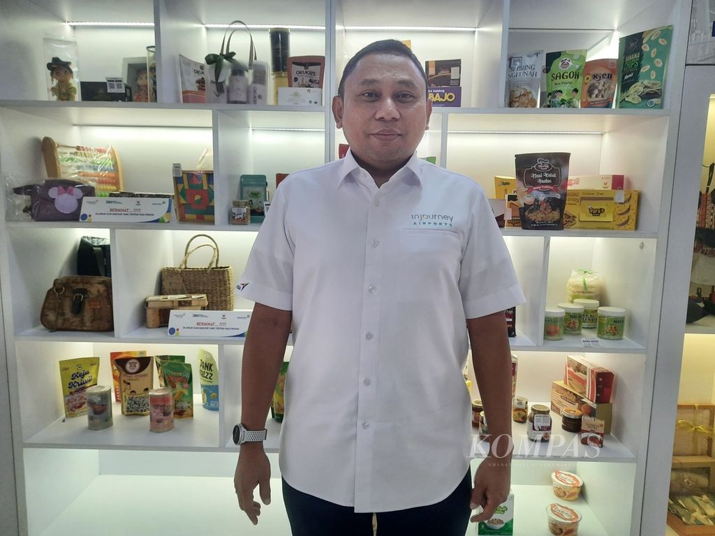 Senior Manager of Branch Communication and Legal Bandara Soekarno-Hatta M Holik Muardi seusai menjelaskan teknis pengamanan kedatangan Paus Fransiskus di Tangerang, Banten, Senin (2/9/2024). Setidaknya ada 270 personel dari beragam lembaga keamanan terlibat dalam pengamanan di bandara. 