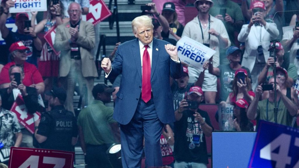 Mantan Presiden Amerika Serikat dan calon presiden dari Partai Republik, Donald Trump, berkampanye di Desert Diamond Arena di Glendale, Arizona, Jumat (23/8/2024). 