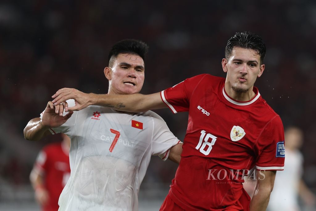 Indonesian player Justin Hubner (on the right) goes for the ball against Vietnam's player Pham Xuan Manh during the 2026 World Cup qualifying match at Gelora Bung Karno Stadium, Jakarta, on Thursday (21/3/2024). Indonesia narrowly defeated Vietnam with a score of 1-0.