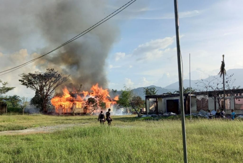 Tampak salah satu dari dua rumah milik pegawai Bank Papua yang dibakar oknum tak dikenal di Distrik Elelim, Kabupaten Yalimo, Papua, Kamis (9/9/2021). Yalimo didera konflik pilkada sejak 29 Juni 2021.