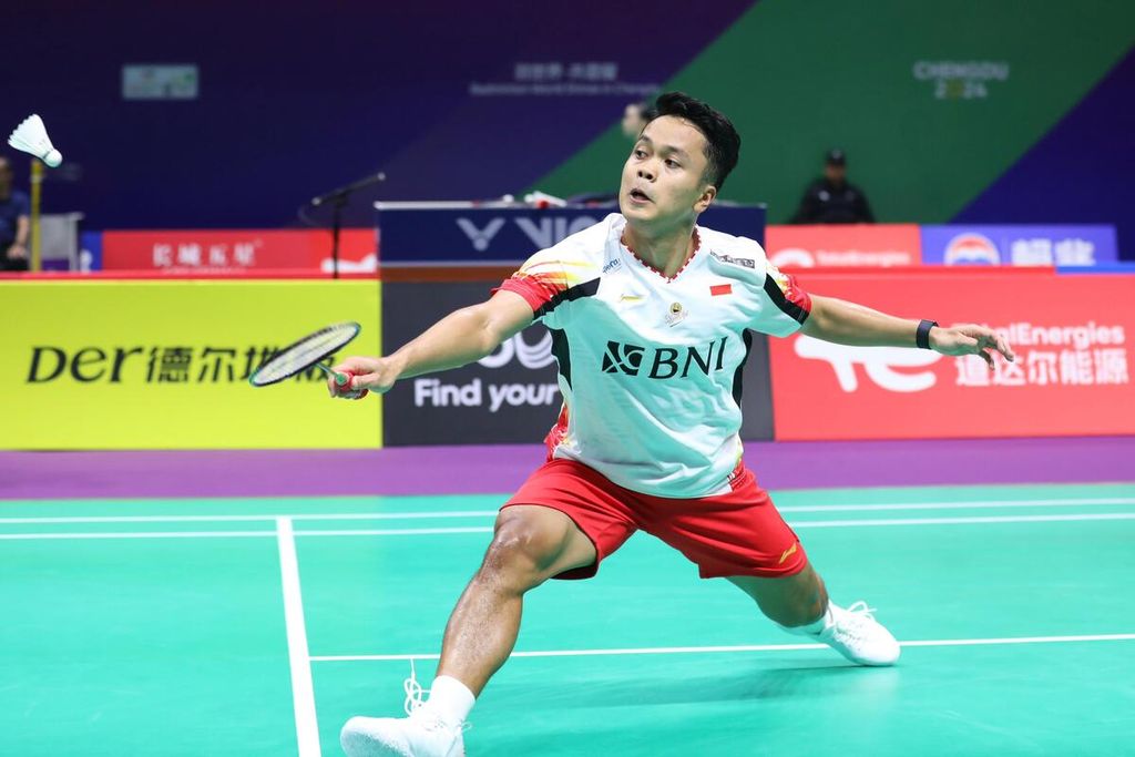 Anthony Sinisuka Ginting competed against Panitchaphon Teeraratsakul (Thailand) in the Group C preliminary match of the Thomas Cup at Chengdu Hi Tech Zone Sports Centre Gymnasium, Chengdu, China, on Monday (29/4/2024). Anthony won with a score of 21-16, 21-13.
