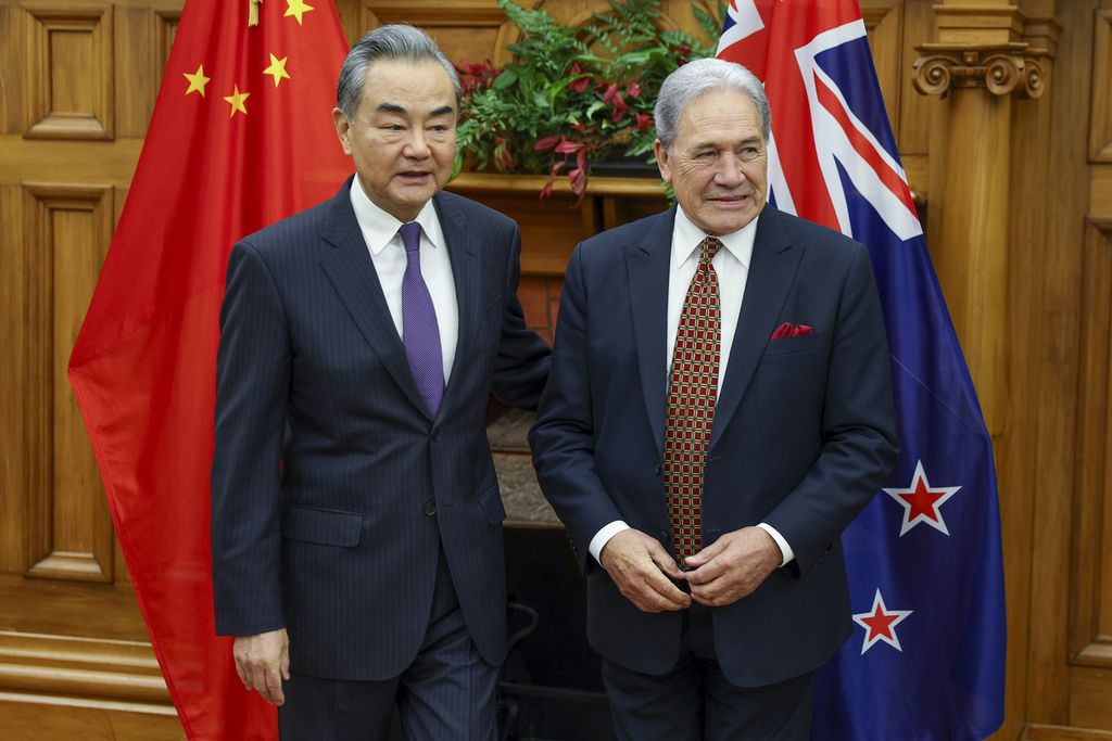 Menteri Luar Negeri China Wang Yi (kiri) bertemu Menlu Selandia Baru Winston Peters, di Wellington, Senin (18/3/2024). 