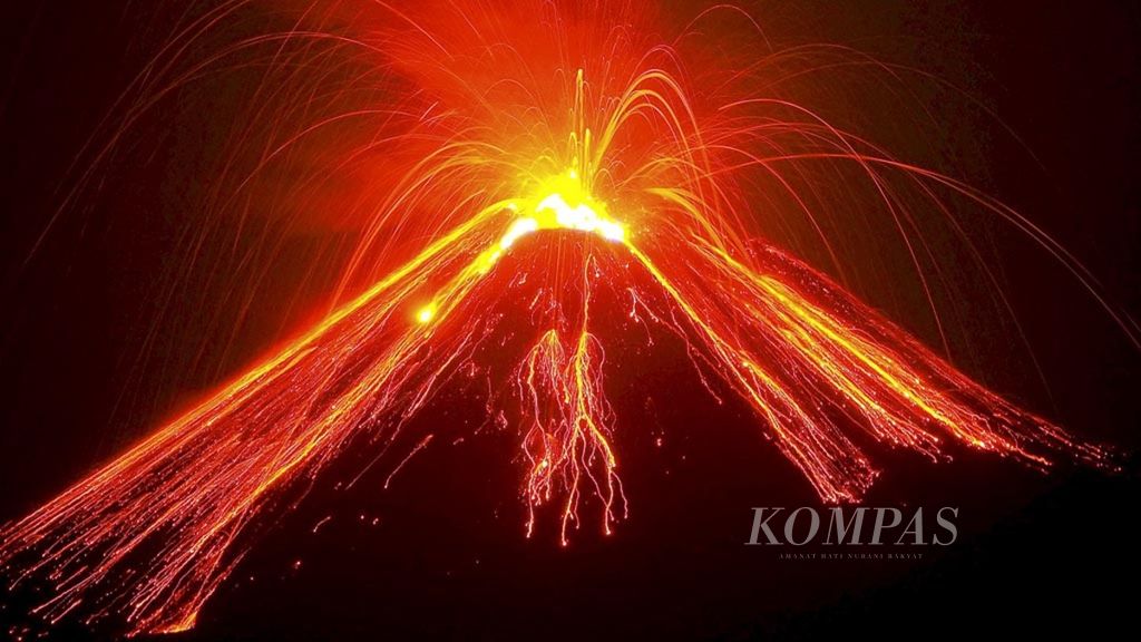 Gunung Anak Krakatau di Selat Sunda dalam beberapa hari terakhir menyemburkan material vulkanik berupa pasir dan bebatuan pijar rata-rata setiap 15 menit. Foto diambil pada Rabu, 22 Agustus 2018, dinihari dari Pulau Rakata.