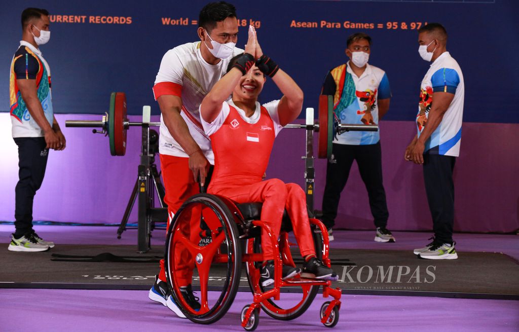 Atlet angkat berat paralimpiade putri Indonesia, Ni Nengah Widiasih, memberikan salam seusai melakukan angkatan pada final kelas 45 kilogram putri cabang angkat berat ASEAN Para Games 2022 di Surakarta, Jawa Tengah, Senin (1/8/2022). 
