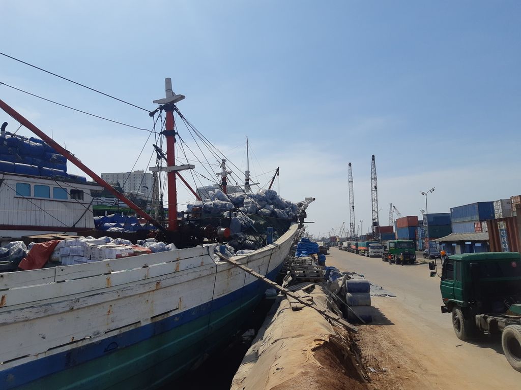 Sejumlah kapal pinisi di Pelabuhan Sunda Kelapa, Jakarta Utara, masih bersandar di dermaga karena tak ada akses keluar, Selasa (11/7/2023). Kapal-kapal itu sudah terjebak lebih dari dua bulan.