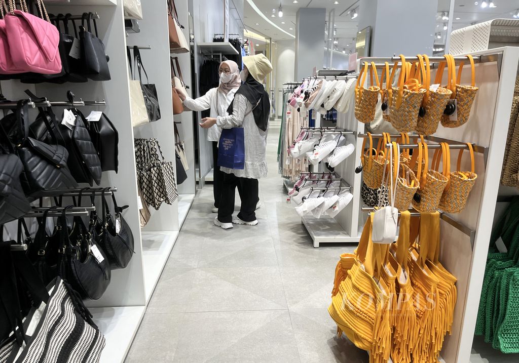 Remaja putri memilih produk tas di salah satu gerai ritel pakaian di pusat perbelanjaan di Kebayoran Lama, Jakarta Selatan,akhir Juli lalu. Asosiasi Pengusaha Ritel meminta pemerintah turun tangan untuk mengatasi polemik boikot. 