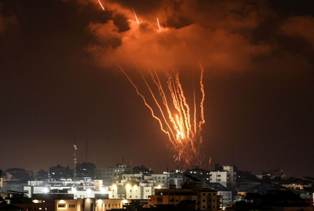 Roket-roket meluncur dari Gaza pada Jumat (5/8/2022). Kelompok bersenjata Palestina menembakkan roket ke arah Israel setelah Israel kembali menyerang Gaza sejak Jumat sampai Minggu ini.