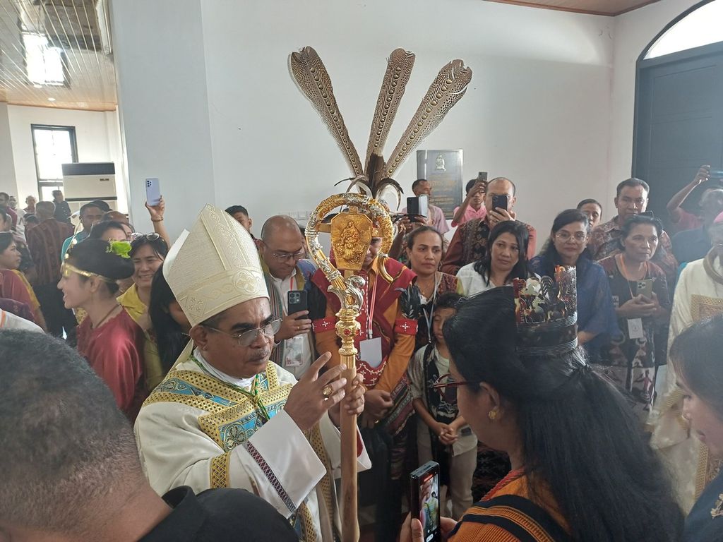 Uskup Agung Kupang Mgr Hironimus Pakaenoni memberikan berkat kepada umat di Gereja Katedral Kristus Raja Kupang, Kota Kupang, Nusa Tenggara Timur, Kamis (9/5/2024). 