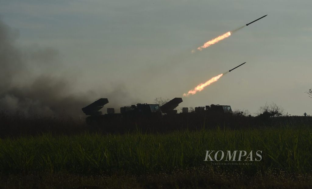 Penembakan Roket RM-70 MLRS Vampire di Pantai Banongan untuk melaksanakan operasi amfibi dalam Latihan Gabungan TNI "Dharma Yudha" Tahun 2023 di Situbondo, Jawa Timur, Selasa (1/8/2023). 