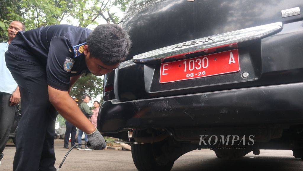 Petugas melakukan uji emisi sejumlah kendaraan dinas di lingkungan Pemerintah Kota Cirebon, Selasa (6/6/2023), di Balai Kota Cirebon, Jawa Barat. Dari 31 kendaraan yang menjalani uji emisi, terdapat lima kendaraan yang melebihi ambang batas.