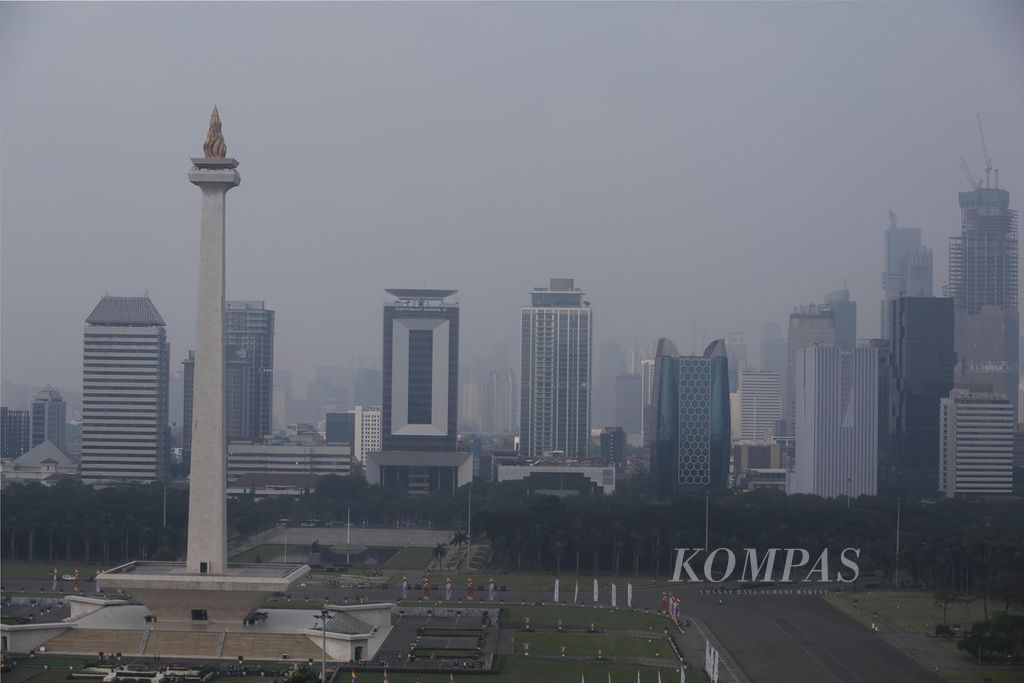 Lanskap kota Jakarta yang diselimuti kabut asap polusi, Kamis (24/5/2023).  