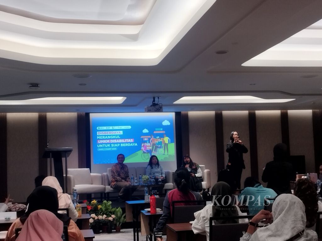 Sesi diskusi dalam acara Program Sosialisasi DisBerdaya bertajuk ”Merangkul UMKM Disabilitas untuk Siap Berdaya” yang diadakan oleh Dana Indonesia, di Jakarta, Jumat (8/3/2024).