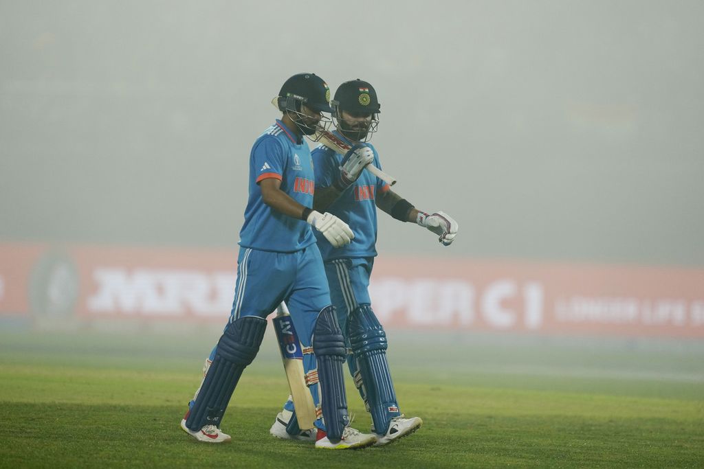 Dua pemain kriket India meninggalkan lapangan saat Piala Dunia Kriket Pria dalam pertandingan antara India dan Selandia Baru di Dharamshala, India, 22 Oktober 2023. 