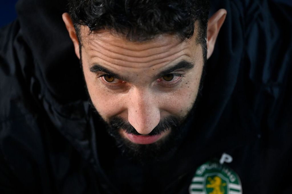 Ekspresi pelatih Sporting Lisbon, Ruben Amorim, dalam pertandingan Liga Portugal antara Vizela dan Sporting Lisbon di Stadi Futebol Clube de Vizela di Vizela, Portugal, 18 Januari 2024. 