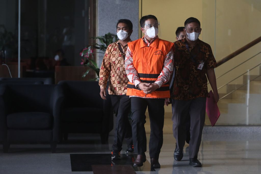 Mantan Direktur Jenderal Bina Keuangan Daerah Kementerian Dalam Negeri, Mochamad Ardian Noervianto, mengenakan rompi tahanan saat keluar dari ruang pemeriksaan di Gedung Merah Putih KPK, Jakarta, Rabu (2/2/2022). 